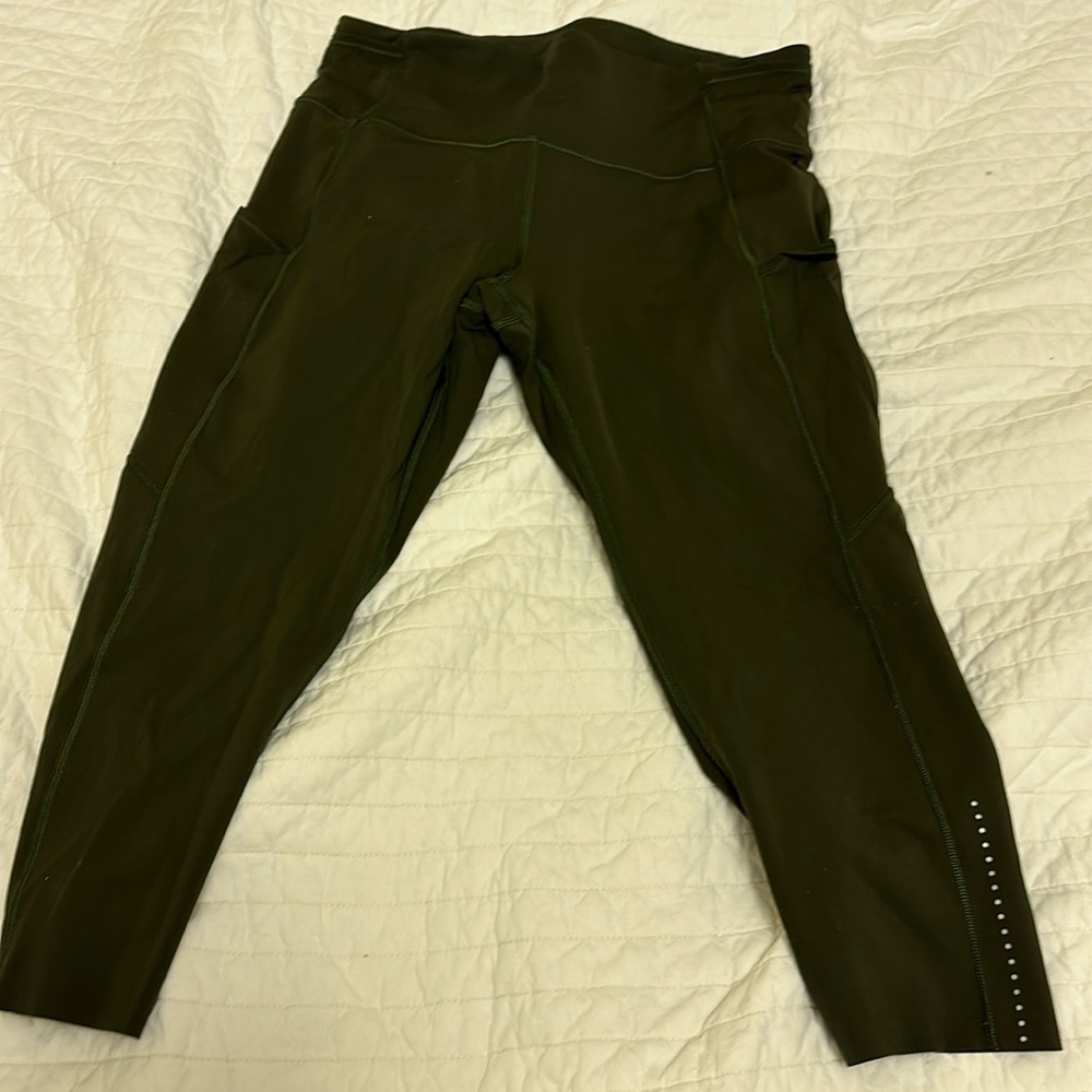 Lululemon fast and free cropped leggings. EUC. Size 8. 19”. Green